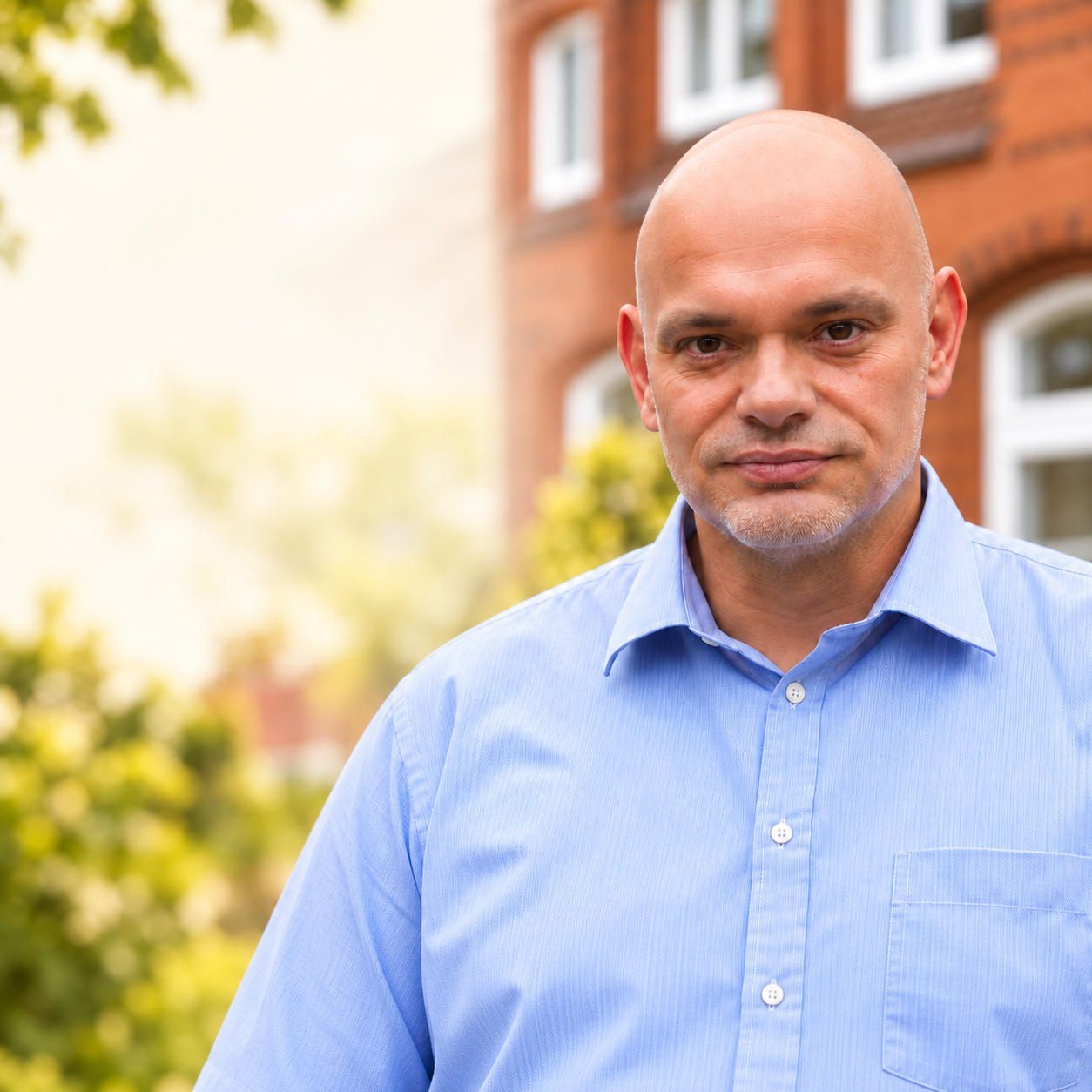 Daniel Kindl vor einem Backsteingebäude